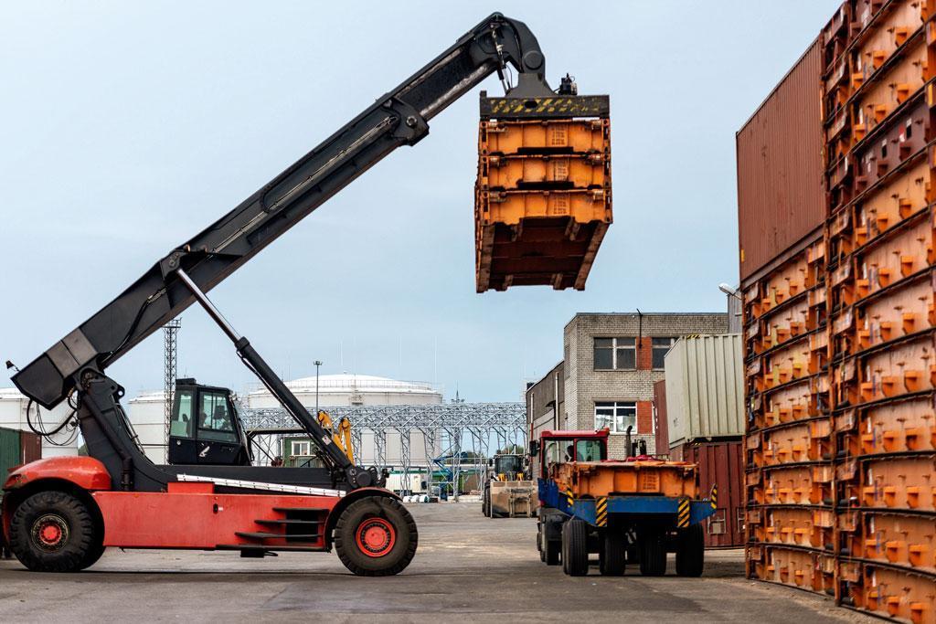 Standard container unloading service